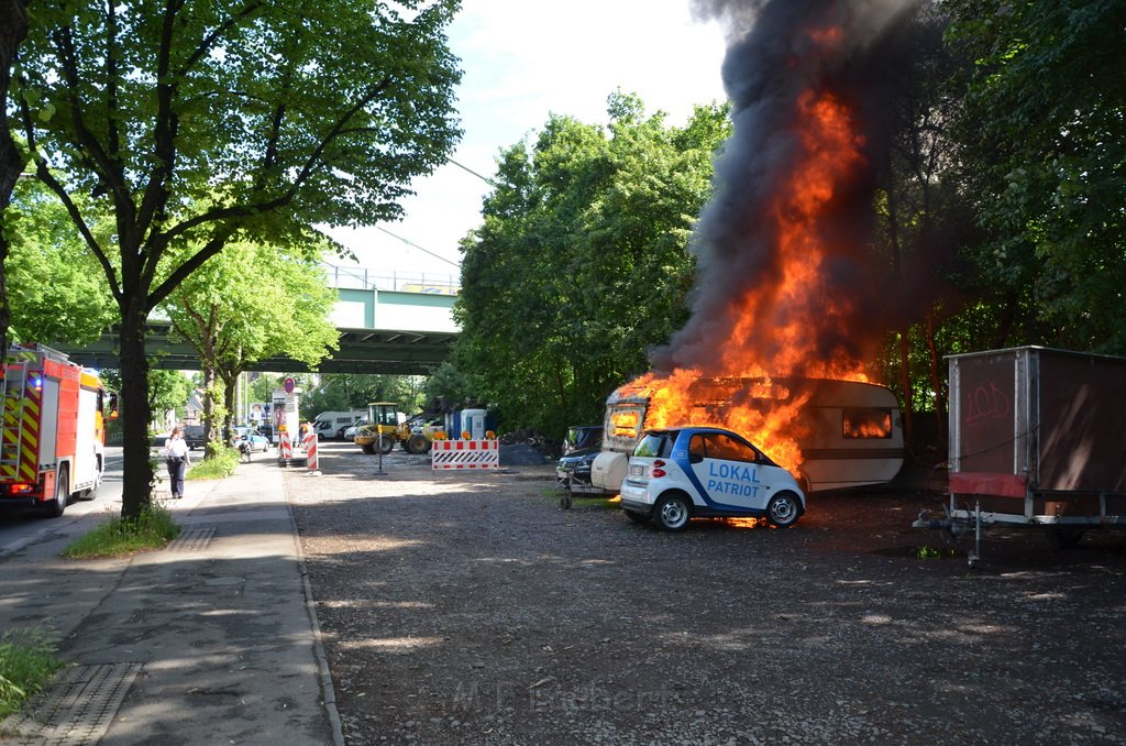 Wohnwagenbrand Koeln Rodenkirchen vor der Bruecke P044.JPG